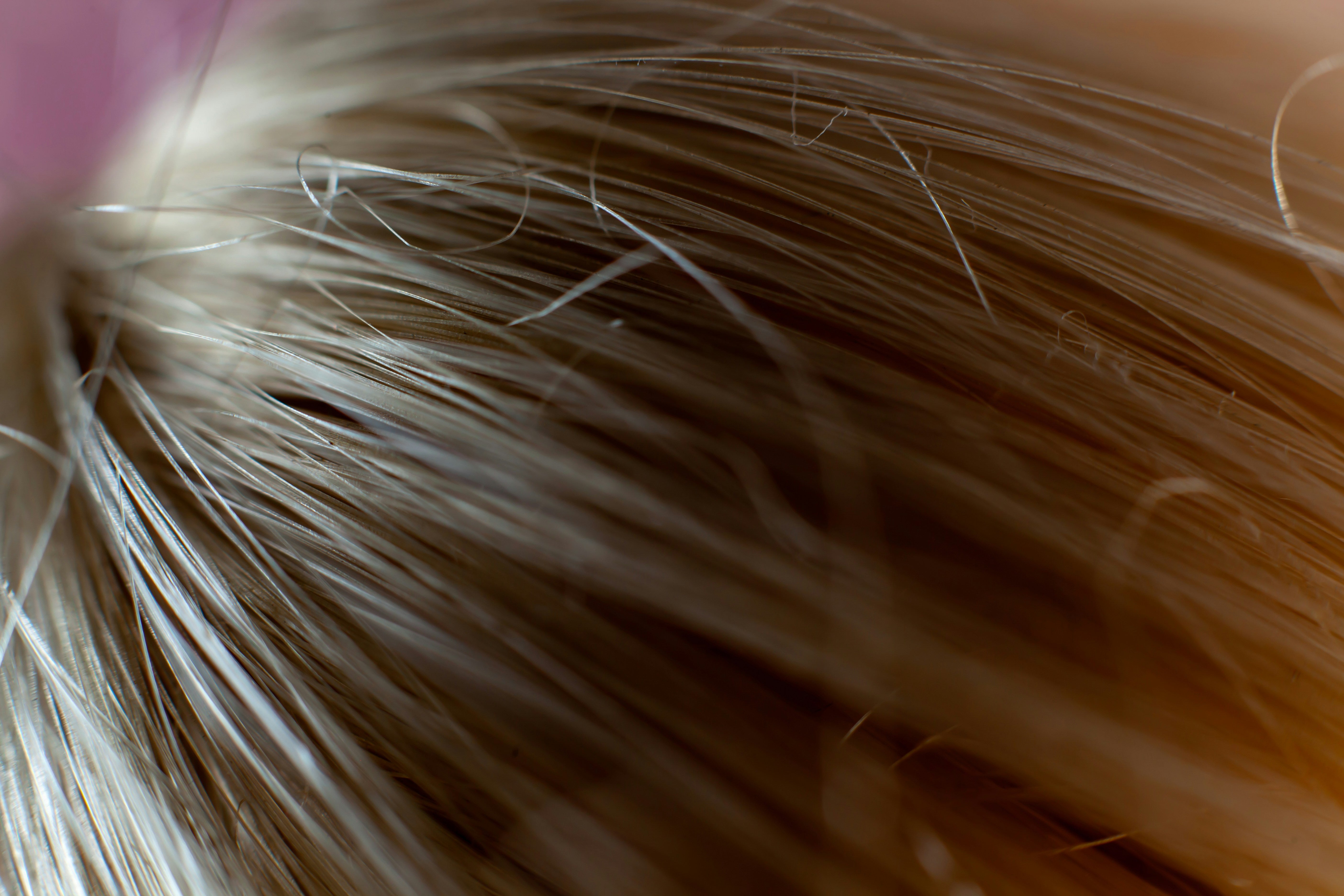 5 hábitos diarios que están dañando tu cabello sin que te des cuenta